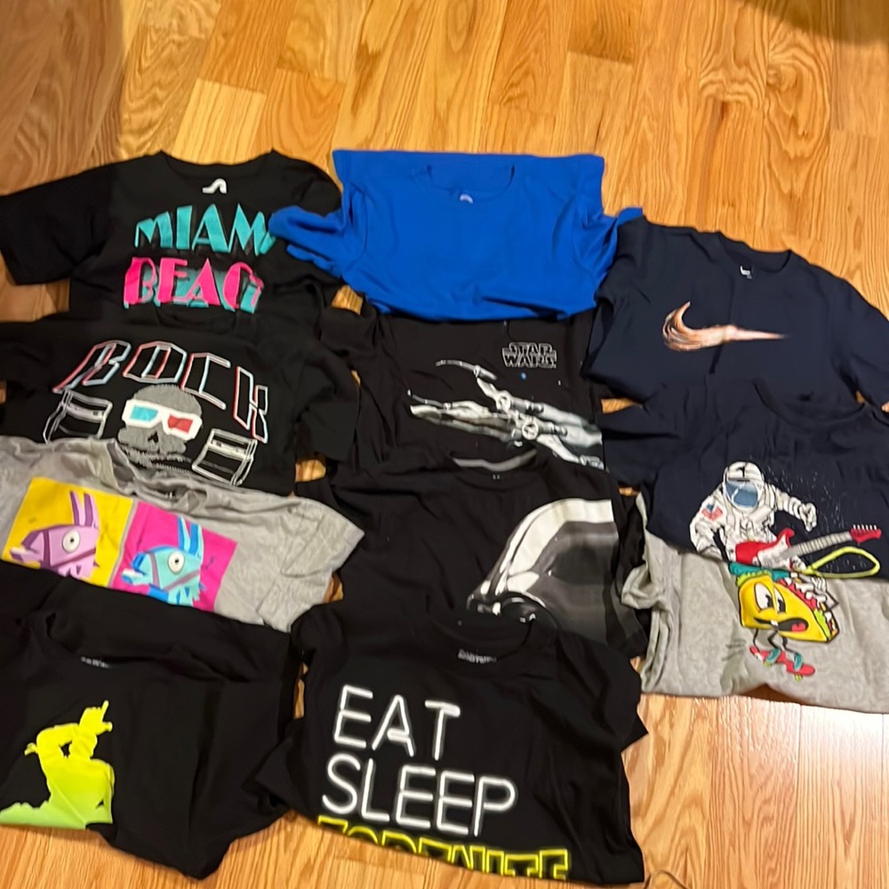 Boys T- shirts lot of 11. Like new great condition size 8-10